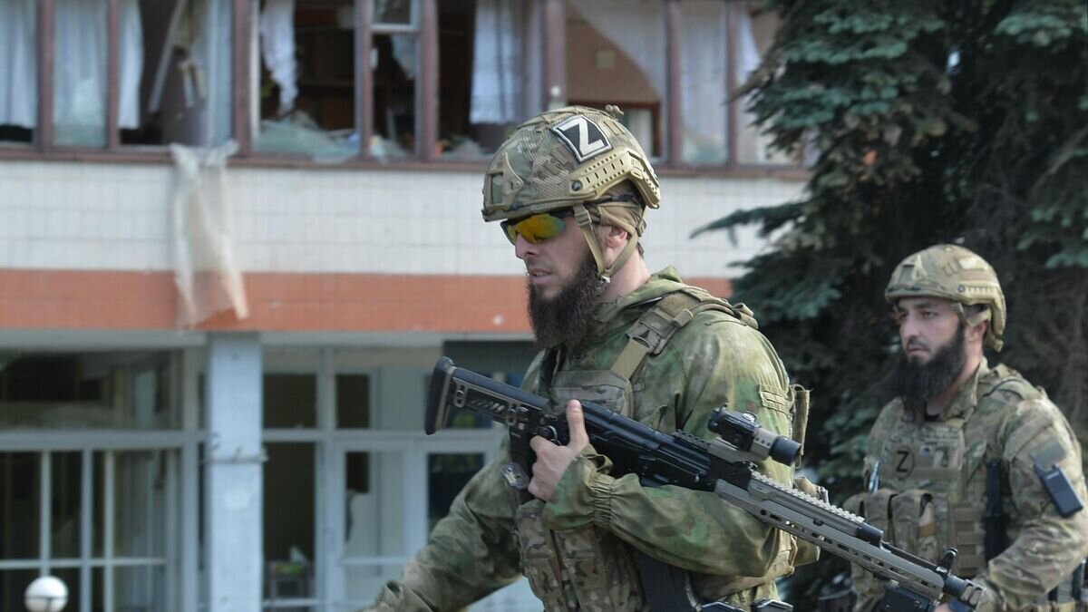    Бойцы подразделения полка полиции специального назначения имени Героя России Ахмата-Хаджи Кадырова МВД Чеченской Республики в ходе зачистки шахты "Карбонит"© РИА Новости / Виктор Антонюк