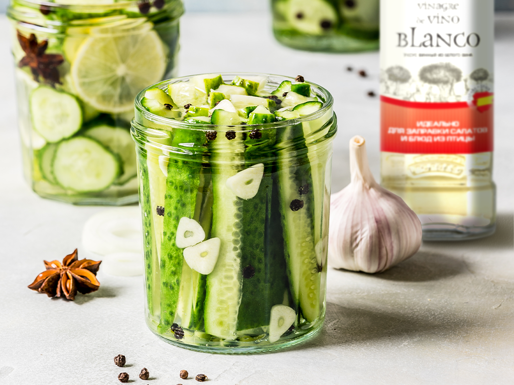 Огурцы получатся пикантными, если добавить к маринаду уксус из белого вина от Borges 
