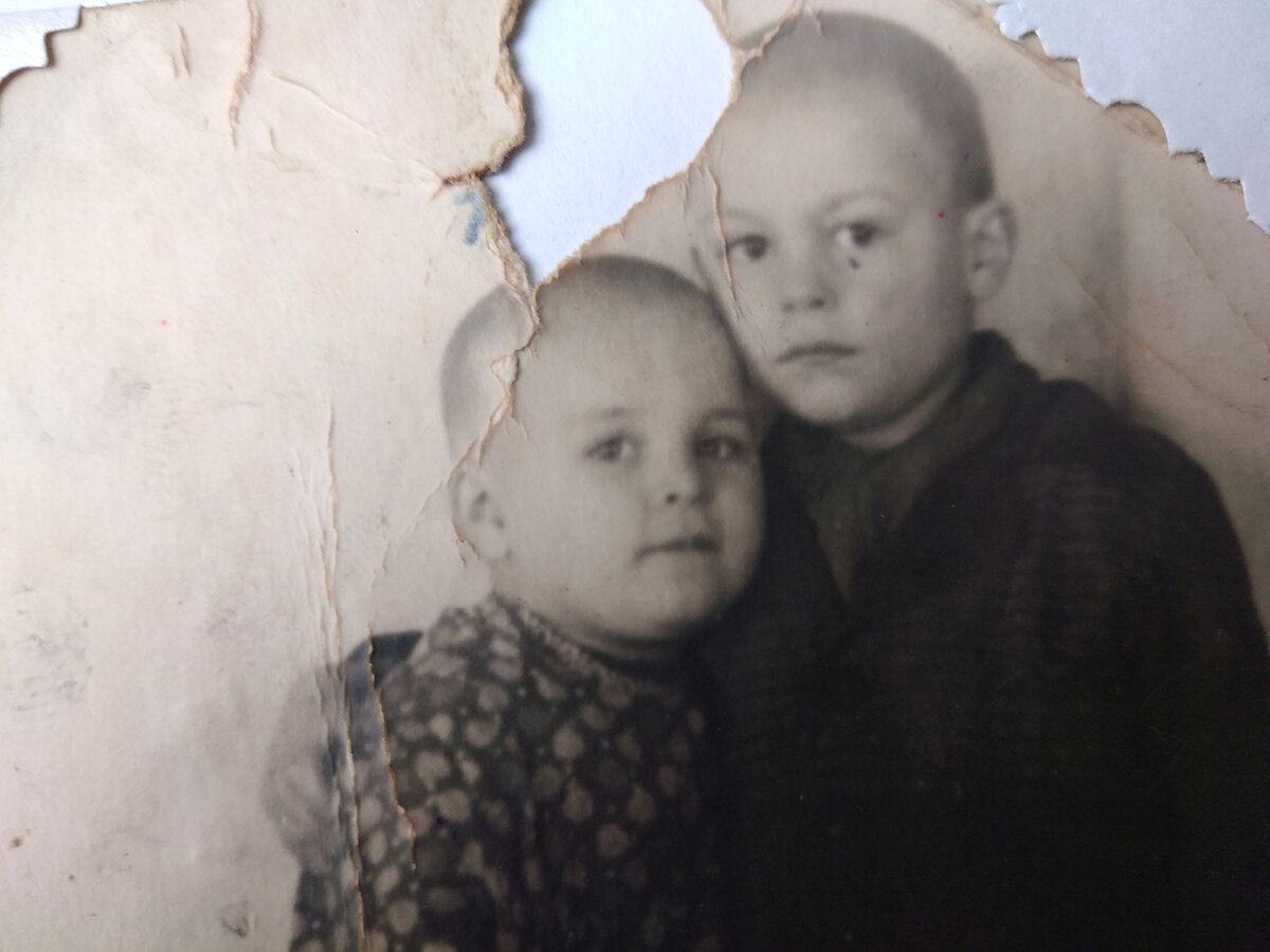 Одна из первых фотографий. Мне три года.