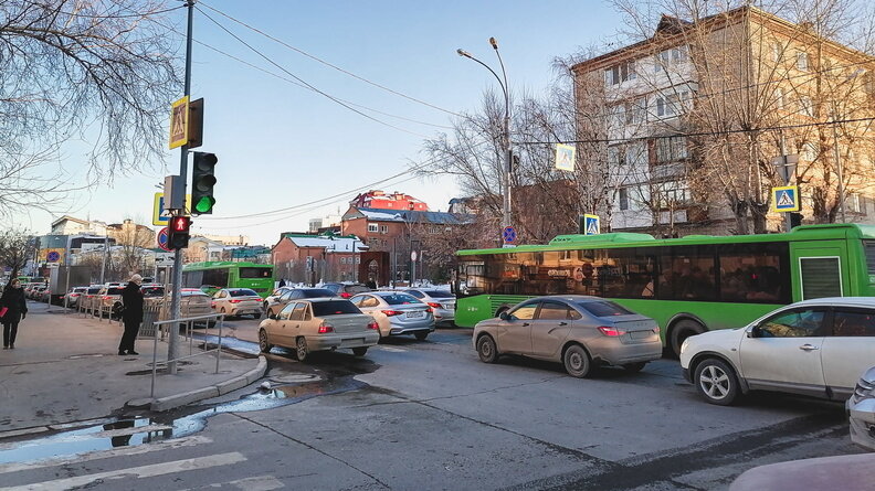     Жители Ростова-на-Дону попросили власти увеличить пропускную способность дороги на улице Оганова, говорится в сервисе «Благоустройство города».
