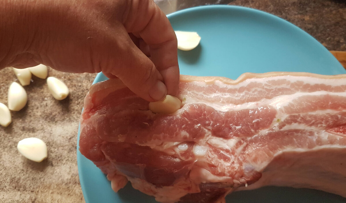 Шпигую мясо чесноком.