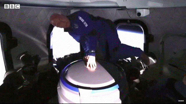 Джефф Безос веселится в условиях микрогравитации.