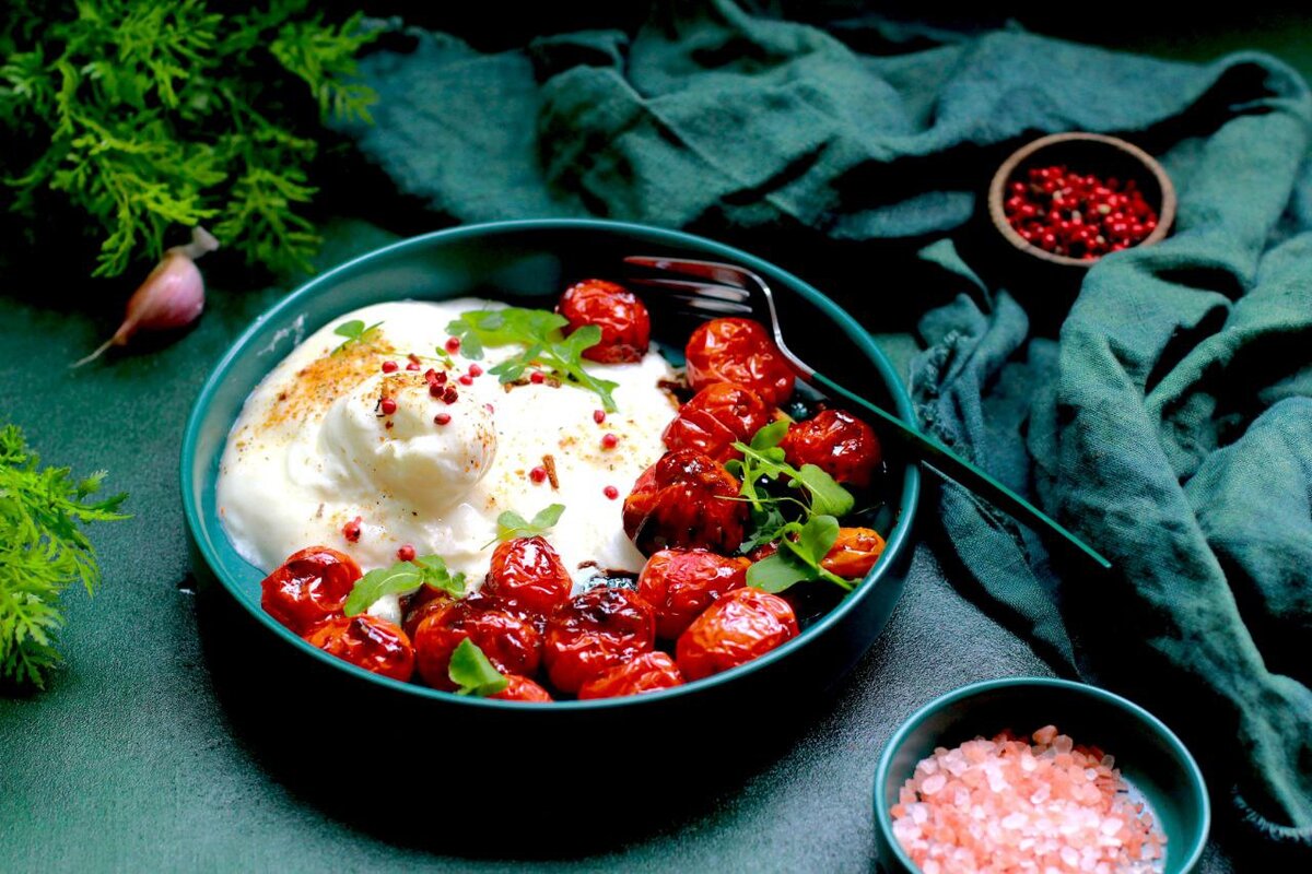 Запеченные черри с чесноком и бурратой от Елены Некрасовой: https://t.me/urbanistka_vl