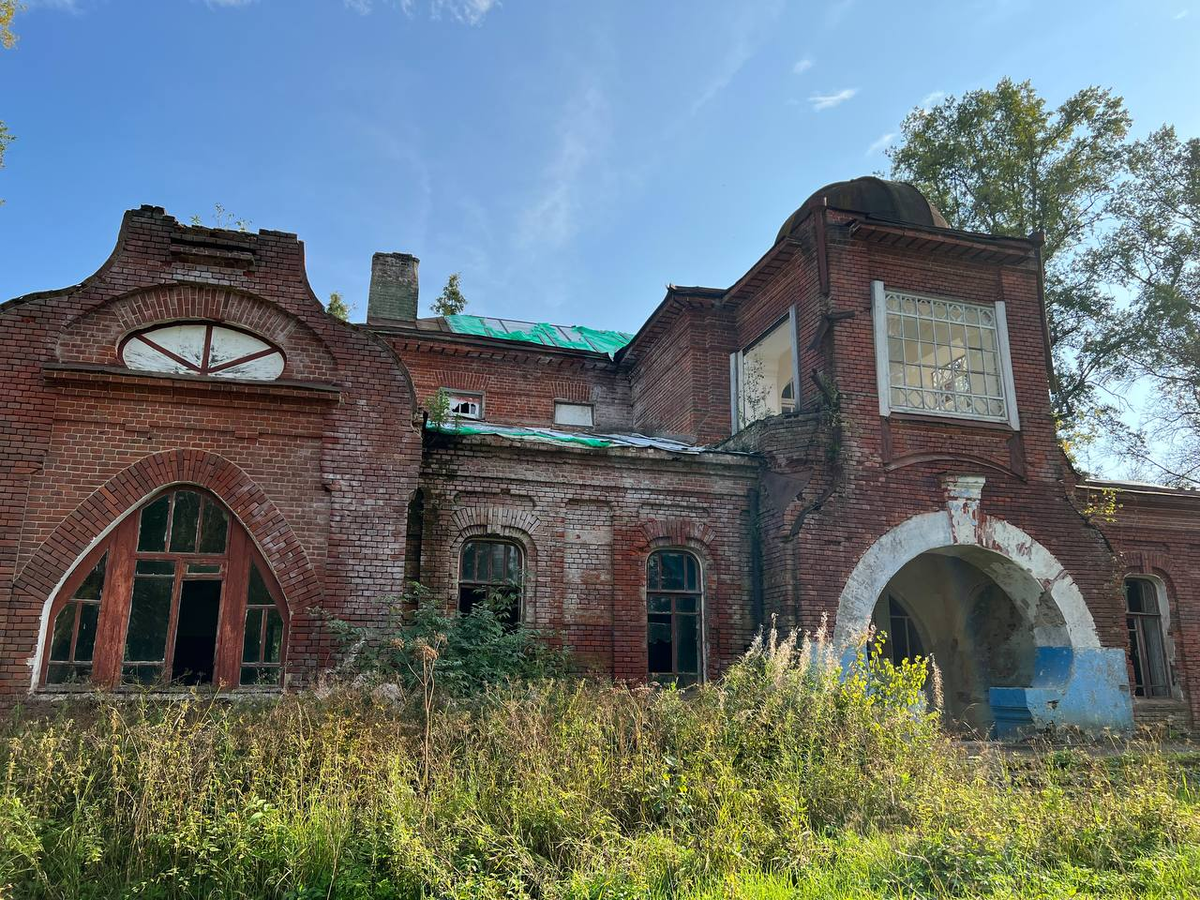 Вид на главный фасад усадьбы. Синяя арка крыльца, а над ней - чудесная, как беседка, комната