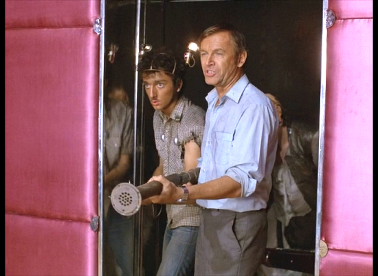 "Всем стоять, я сказал! Лягать, в угол, в угол!"