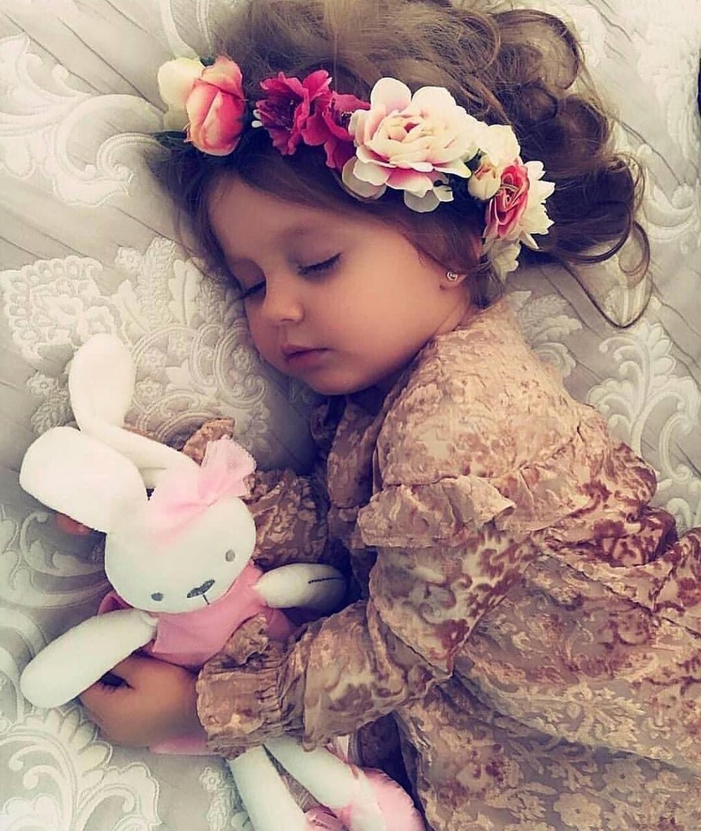 Дочь спит в обнимку с такой же зайкой. Источник: https://i.pinimg.com/originals/78/9a/10/789a10e6caef252a5976926edd59ce1d.jpg
