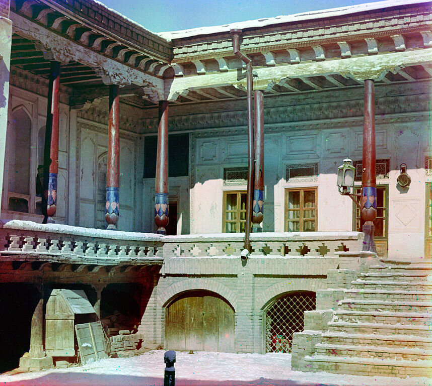 Во дворе сартского дома. Самарканд. 1907 г., январь