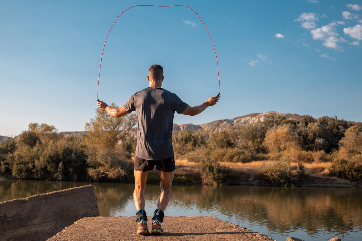     Трехминутная чудо-тренировка, которая заменит поход в зал: не смейтесь и попробуйте — вы сгоните семь потов