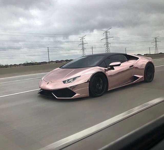 Человек стоял на вокзале. Совсем рядом была скоростная автомагистраль. От нечего делать он наблюдал за монотонно едущими машинами. Его привлек звук мотора, не похожий на другие. Мимо промчался розовый ветер, как показалось сначала наблюдателю. Машина, которая проехала так стремительно, вовсе не ветер. Lamborgini Aventador в новом поколении собрала в себе самые лучшие качества скорости и долговечности марки. В России насчитывается всего 24 экземпляра на дорогах общего пользования. Поистине "ветреная мечта". Мощный мотор, воздухозаборники для двигателя, агрессивный экстерьер- все это улучшает аэродинамику и поглощает излишний шум от машины. А также добавляет эмоций. Эта мечта иметь один из самых дорогих автомобилей в мире охватила многих наших русских умельцев. Люди смогли переделать свои старые и гнилые ВАЗы в автомобили премиум-класса (Подробнее об этом читайте в следующей статье). Как бы то ни было, мечта, похожая на ветер, промчалась мимо и скрылась за поворотом, а человек остался стоять посередине улицы, ошеломленный увиденным.