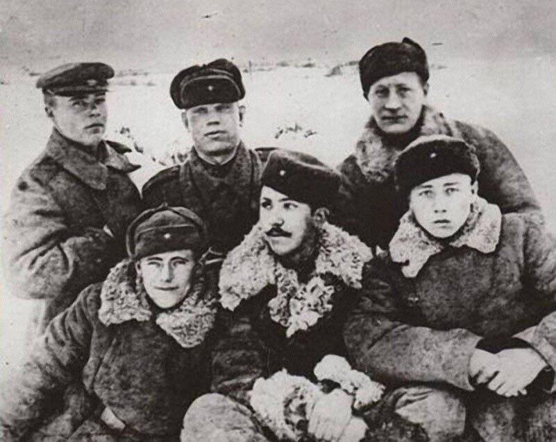 Летом 1943 года я стал старший сержантом, помощником командира взвода... В 1944 году началось наше наступление на Ленинградском фронте. С огромной радостью мы слушали Левитана, читающего по радио приказы Верховного Главнокомандующего. ... Последняя запись в журнале боевых действий первой батареи 72-го отдельного Пушкинского дивизиона: «Закончено полное оборудование лагеря в районе станции Ливберзе. Приступили к регулярным занятиям по расписанию. Получено указание о прекращении ведения боевого журнала. ... Юрий Никулин на войне. Безумные идеи - реальны