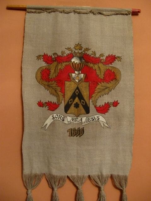 Герб Лермонтовых 
В главном доме на стене висит герб Лермонтовых, а Лермонтовы, в свою очередь, эта одна из ветвей древнего шотландского рода Лермонтов, который ведет свою историю с 11 века. Роду Лермонтов почти тысяча лет, это очень древний род в Шотландии. Слова, которые написаны на белой ленте их герба на латыни переводятся как «Удел мой Иисус». Когда Михаил Лермонтов такую историю о своей фамилии и о своей семье, он написал стихотворение «Желанье» и оно было написано именно здесь, в усадьбе Середниково. Отрывок из стихотворения:

«Зачем я не птица, не ворон степной,
Пролетевший сейчас надо мной?
Зачем не могу в небесах я парить
И одну лишь свободу любить?

На запад, на запад помчался бы я,
Где цветут моих предков поля,
Где в замке пустом, на туманных горах,
Их забвенный покоится прах.»