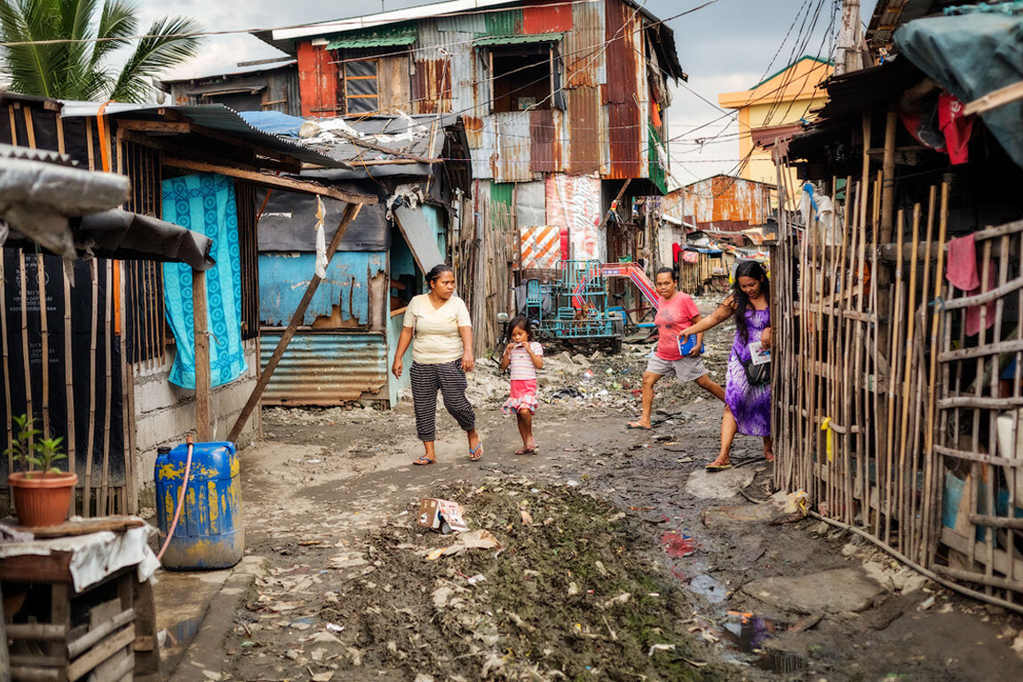 Жизнь в бедных странах. Манила трущобы. Манила Филиппины трущобы. Манила Филиппины фавелы. Манила Филиппины трущобы жители.
