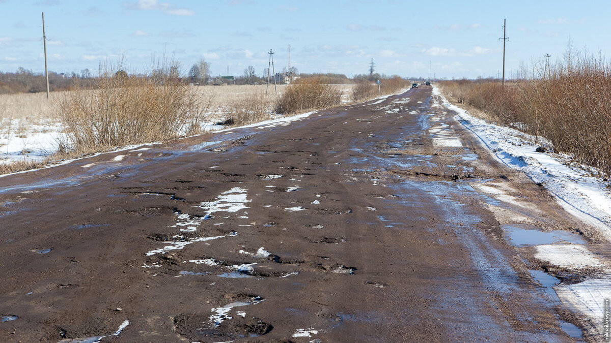 1. Решил проехать по прямой дороге. В Сольцах пересёк Шелонь и сразу попал на убитую в хлам дорогу. Ничего другого от дорог в Новгородской глубинке я не ждал. Они у нас почти все такие.