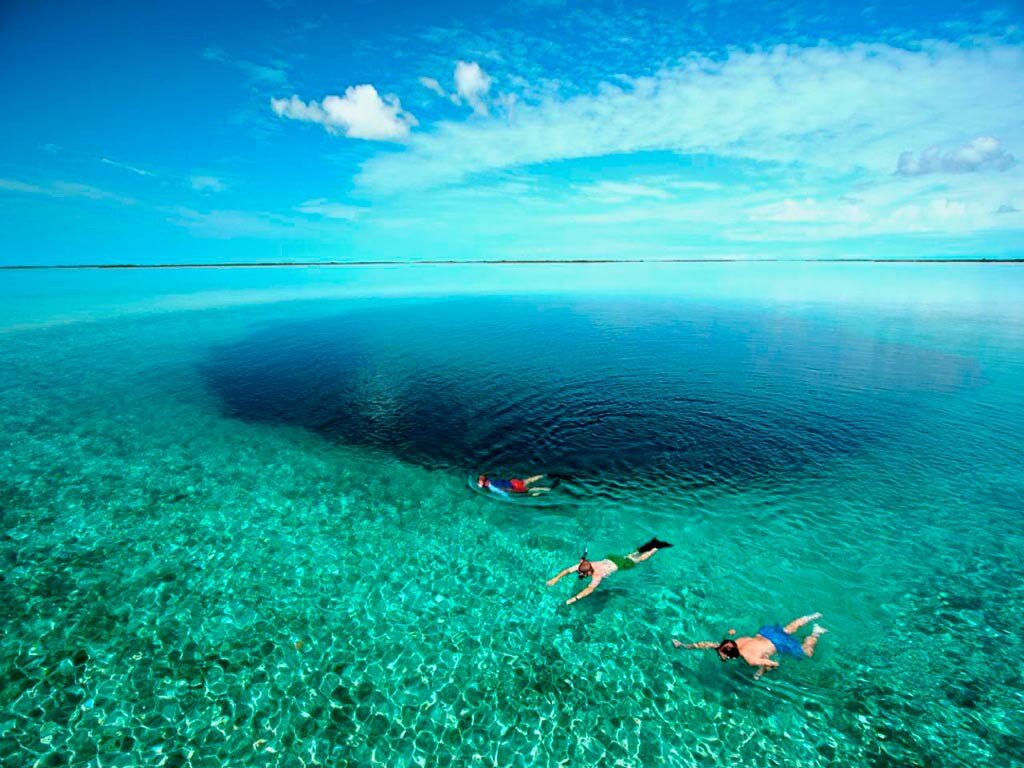 Самое большое место. Большая голубая дыра, Лайтхаус-риф. Белизский Барьерный риф Белиз. Большая голубая дыра Белиз. Большая голубая дыра Юкатан.