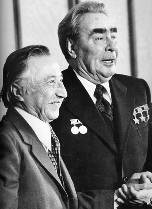 Имели хождение версии, что освобождение Корвалана было своеобразным подарком Андропова стремительно впадающему в маразм Л.И. Брежневу.