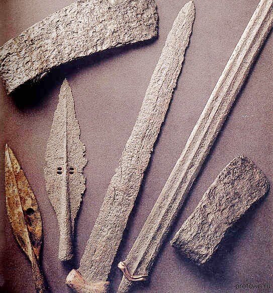 наконечники копья, топора и лезвия меча.