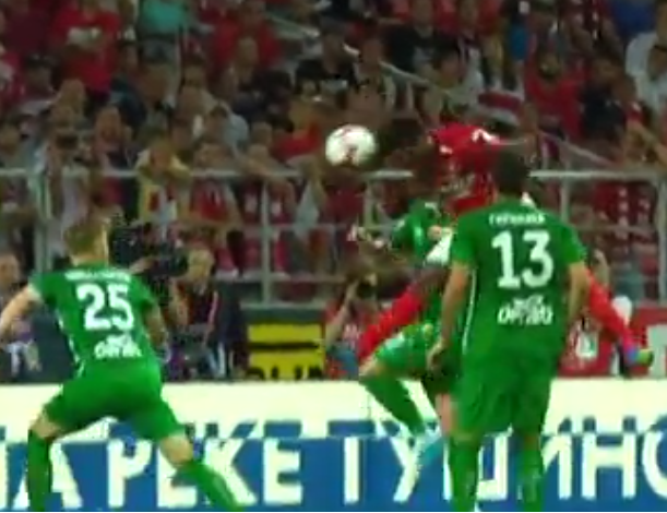 Зе Луиш бьёт по воротам Дюпина