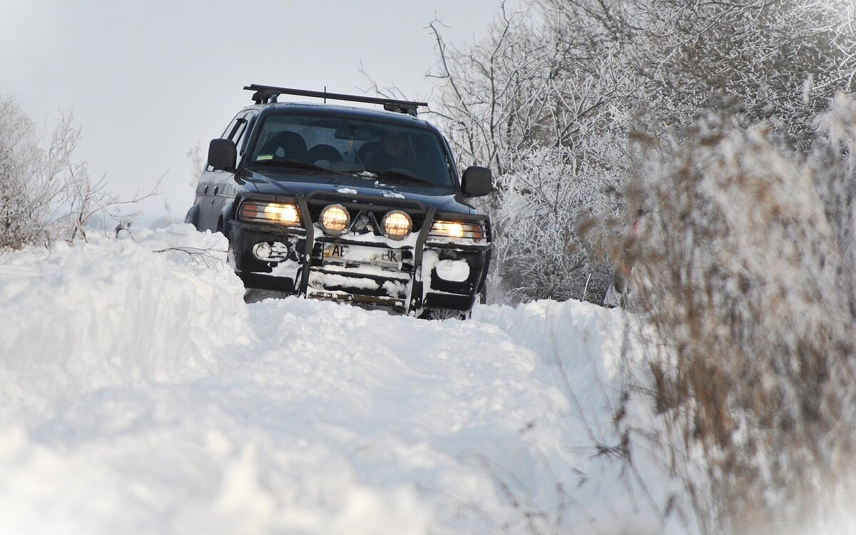 Внедорожник в снегу