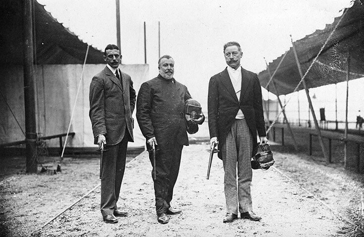 Это не шутка! В 1908 году единственный раз в олимпийской программе были дуэли на пистолетах. В Олимпийской энциклопедии это уклончиво называют "стрельбой по мишеням", не упоминая, однако, что мишени были живые.