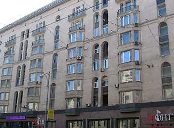 Дом на улице Горького.  В нем  получила квартиру Алла Пугачева. 