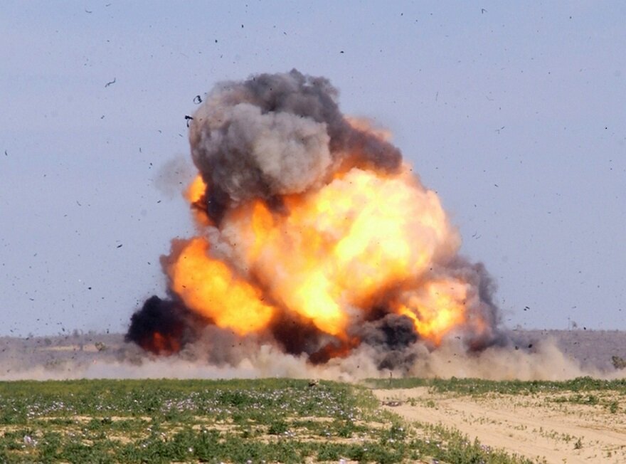 Взрыв фугасного боеприпаса.