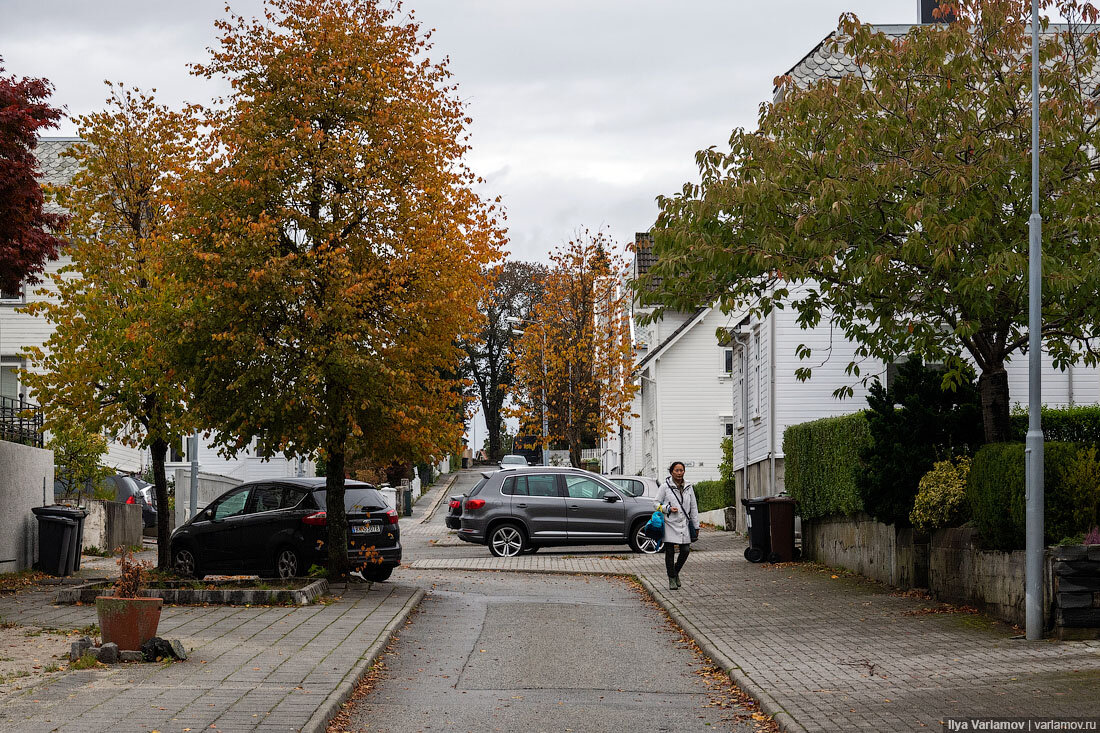 Если вам приходится знаками и плакатами просить водителей снизить скорость, то ваша улица или дорога сделана неправильно. Глупо делать прямую как стрелку огромную дорогу, а потом ждать, что люди будут чинно ехать там со скоростью 20 км/ч. Окружающие условия должны убивать саму мысль ехать быстро – для этого на улицах в жилых зонах и во дворах делают шиканы:
1103
