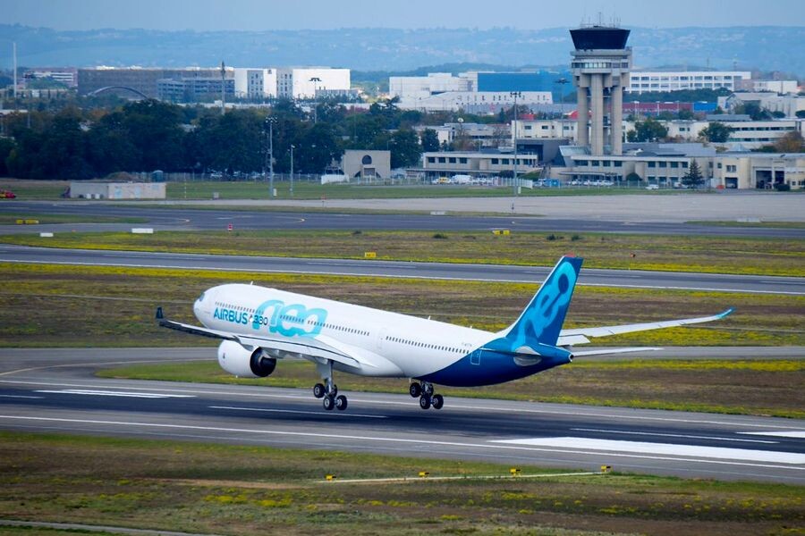 Airbus A330-900 совершил свой первый полёт 19 октября 2017 года на полгода позже плана. Настолько же сдвинулся график его поставки — но и это, как оказалось, не конец задержек