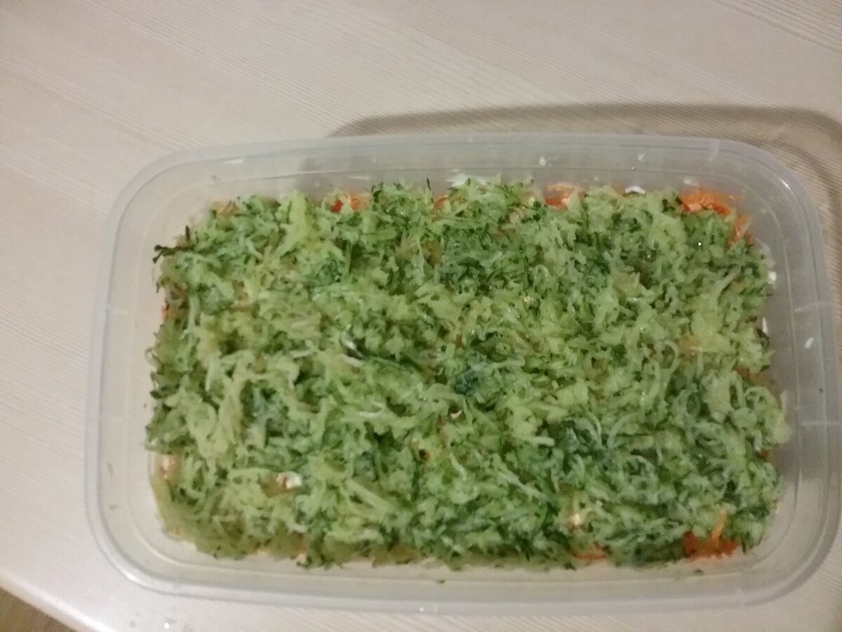 Салат . . .Слоеный салат, очень вкусный, нежный, и в то же время питательный.
