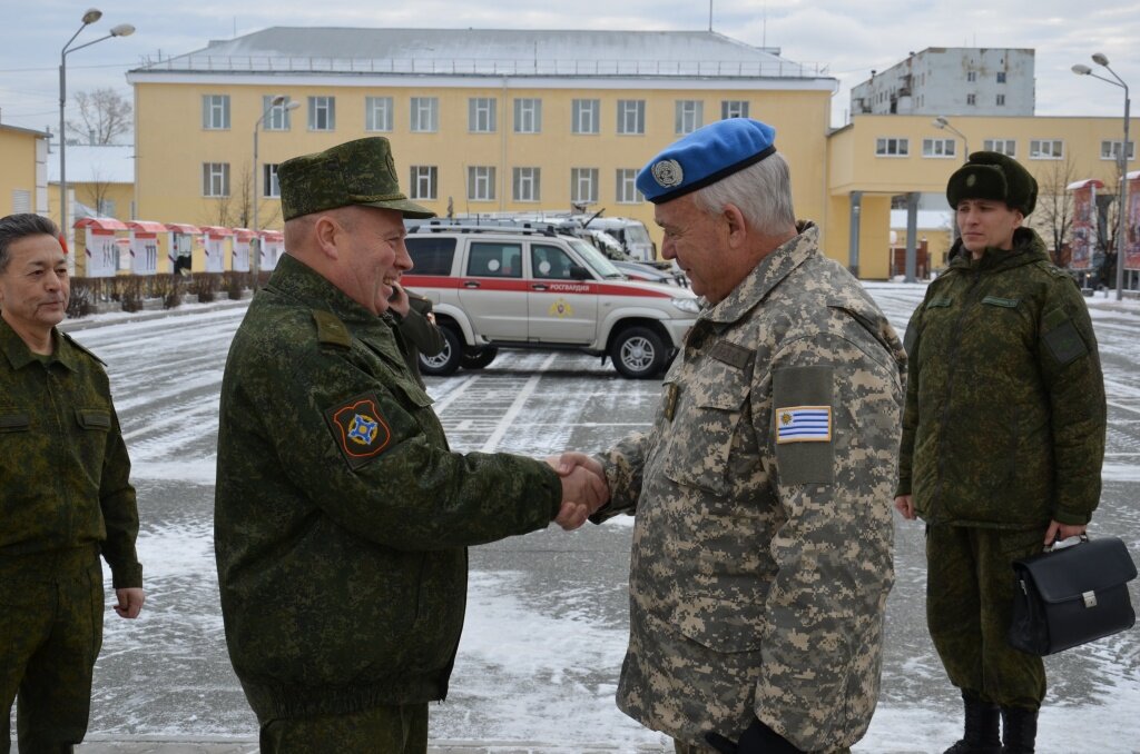 Представители Организации Объединенных Наций (ООН) во главе с военным советником, помощником Генерального секретаря ООН по миротворческим операциям генерал-лейтенантом Карлосом Умберто Лойти из Уругвая, прибыли на учение миротворцев ОДКБ "Нерушимое братство - 2018" в Екатеринбург. Представители ООН будут наблюдать за активной фазой маневров, которая состоится 2 ноября на полигоне Свердловский. 
    Во время активной фазы учения 2 ноября национальные контингенты стран ОДКБ проведут совместную миротворческую операцию на территории условного государства, не входящего в состав ОДКБ, по резолюции Совета Безопасности ООН.
   ОДКБ взаимодействуют с Департаментом ООН по поддержанию мира по вопросу использования миротворческого потенциала ОДКБ в интересах ООН. Разработана соответствующая «дорожная карта» по возможности реализации данного направления.
    Военнослужащие отработают ряд совместных задач по контролю за соблюдением соглашения о прекращении огня в зоне ответственности, оказанию содействия в восстановлении мирной жизни на территориях, пострадавших от атак международных террористических организаций.
   В учениях задействованы воинские контингенты из шести государств – членов ОДКБ: Армения, Белоруссия, Казахстан, Киргизия, Россия и Таджикистан, а также оперативные группы Объединенного штаба ОДКБ. 
    Общая численность участников учения составляет около 1,3 тысячи человек, задействовано 300 единиц военной техники и 20 единиц различных видов воздушных судов, в том числе беспилотных летательных аппаратов. В учении также принимают участие представители Международного Комитета Красного Креста.

________________________________________________________________
Объединенный пресс-центр учения ОДКБ «Нерушимое братство–2018»

+7495-795-27-10,
