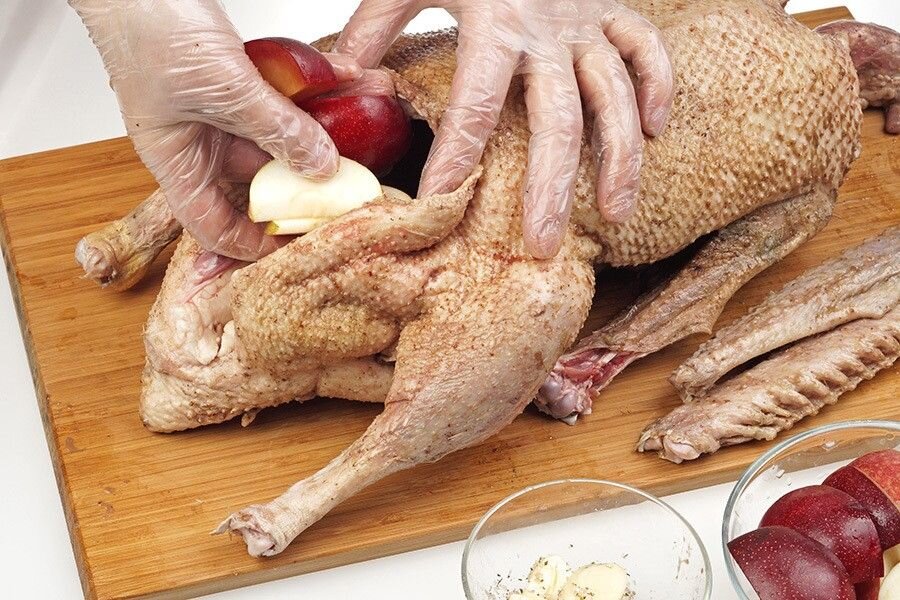 Дикая утка в духовке. Жареный гусь. Как сделать мясо гуся мягким. Как сделать мясо гуся мягким. Жареный гусь.