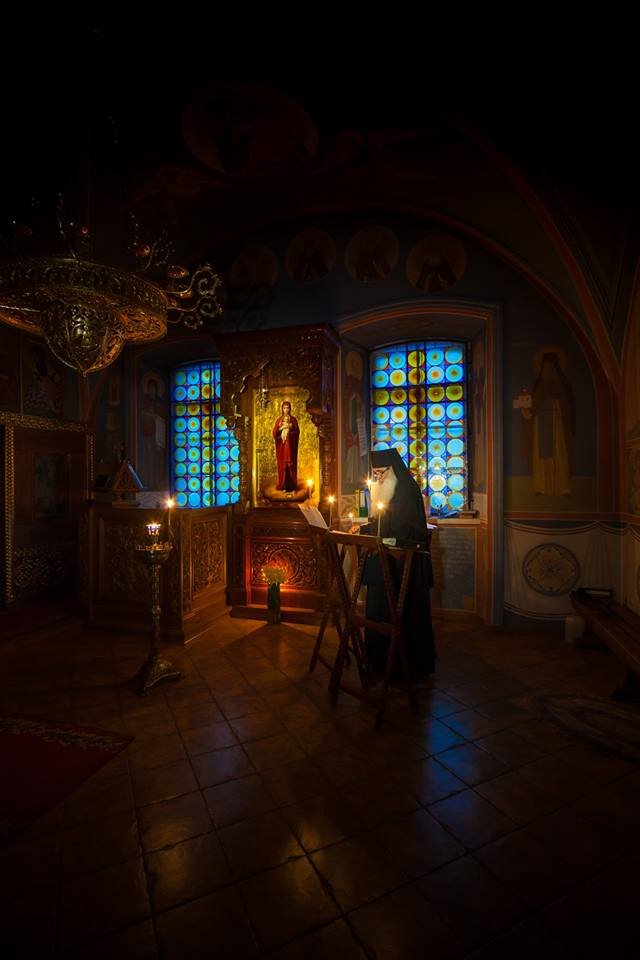 Неусыпаемая Псалтирь – особый род молитвы. Неусыпаемой она называется так потому, что чтение происходит круглосуточно, без перерывов. Так молятся только в монастырях.