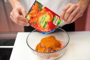 Шаг 1Кролика разделить на куски, натри Приправой для  курицы .