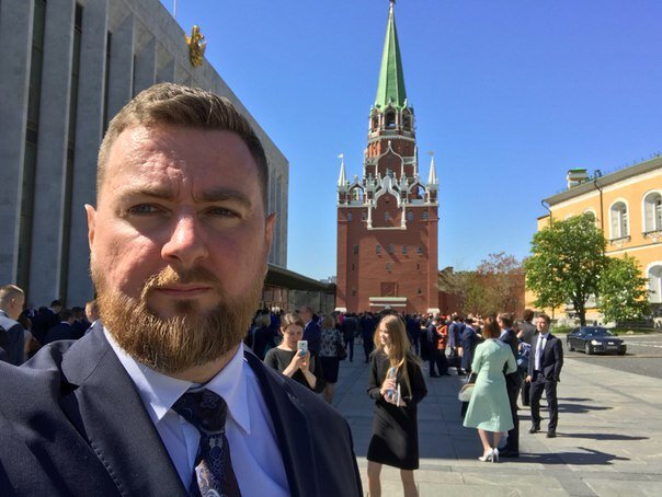 Мы сегодня беседуем с нашим земляком, политтехнологом Александром Ярошем, чей труд отмечен  почётной грамотой Президента РФ, которую он получил из рук руководителей УВП Андрея Ярина и Александра Харичева.
- Мне очень приятно, что мой труд был по достоинству оценён руководством страны. Этой наградой отмечена моя работа по мониторингу информационных угроз до и в единый день голосования в марте 2018 года. Это была непростая работа, требующая полного включения в политическую повестку, буквально 24 часа в сутки. 
О том, что будет вручение, стало известно ещё в конце лета, но в связи с большой загруженностью мероприятие прошло только сейчас. Не считаю необходимым как-то выделять именно свой труд. Главный результат - это тот факт, что прошедшие президентские выборы стали самыми "чистыми" за всю историю. Заслуги отмечены, кстати, не только мои. Из Курска работала целая команда людей. Например, мои коллеги Владимир Храмцов, Дмитрий Кравченко и Анастасия Шоренкова. Их труд отмечен благодарственными письмами Президента. 

Кроме меня есть ещё отмеченные госнаградами куряне, просто не обо всех информация попадает в прессу. Много достойных курян трудятся на различных уровнях во благо России. Кого-то награда уже нашла, а чьи-то заслуги, уверен, обязательно будут по достоинству оценены в самом ближайшем будущем.