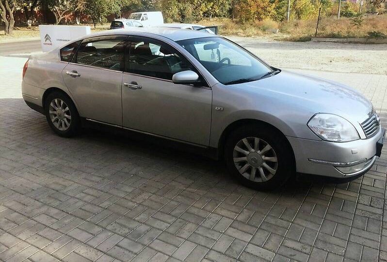 Автомобиль выглядит статусно и солидно.