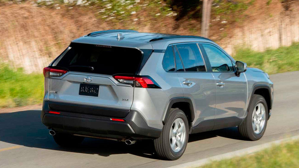 Toyota RAV4 пятого поколения в комплектации XLE.