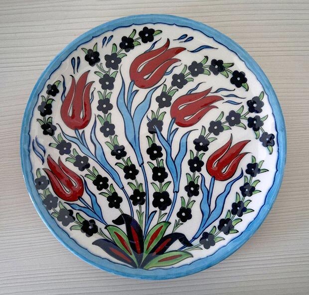 Dr. Mine Erdem, Seljuk-University, handmade underglaze painted ceramic dish, 25 cm, 2012 / Courtesy of Dr. Mine Erdem 
