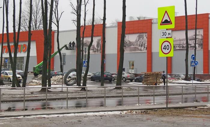 Идут последние приготовления к открытию гипермаркета «Гиппо». Фото Светланы Васильевой