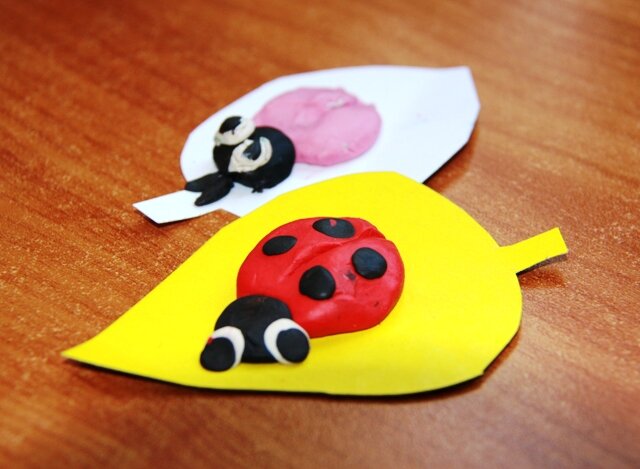 Божья коровка и розовая букашечка. Лепили с дочкой 1,5 лет.