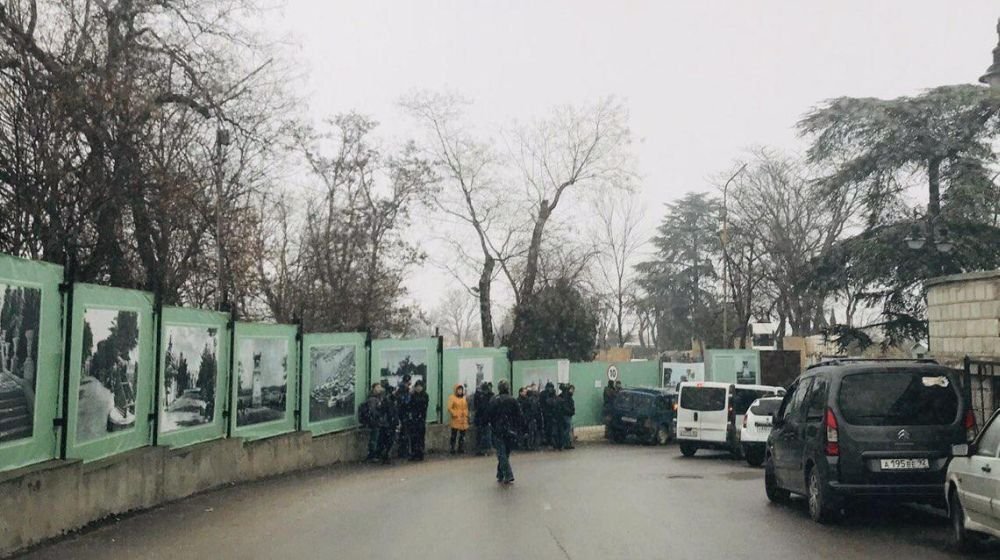 Инициативная группа у входа на Матросский бульвар. Фото: севлайф.ру