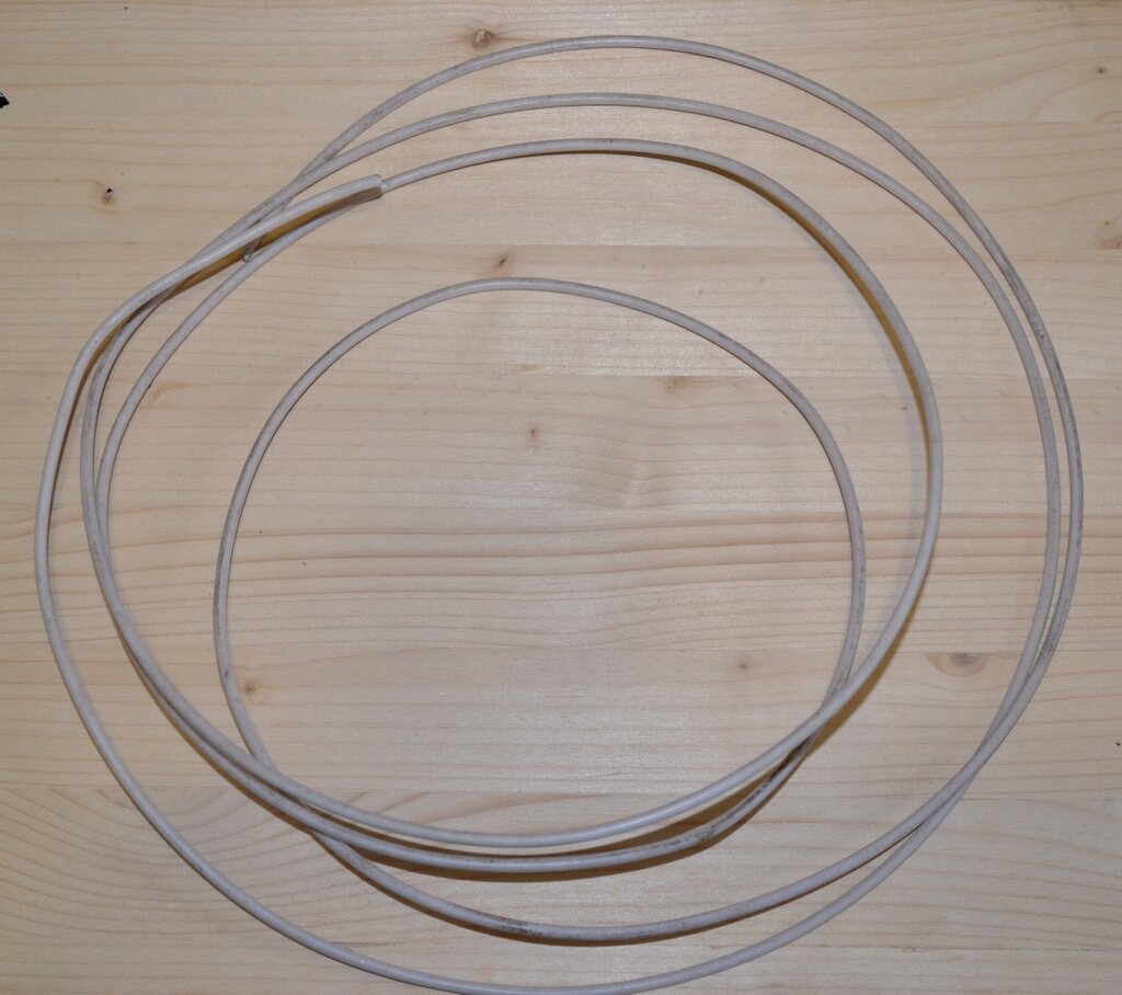 120 рублей за 3 метра - решил брать с запасом. Правда, по ощущениям, длина кажется меньше - перемерять не стал