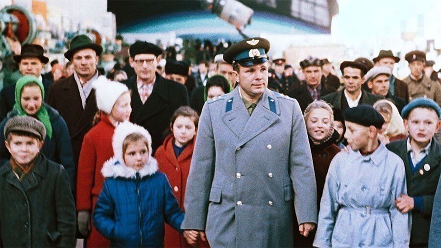 Юрий Гагарин с дочкой Леной в павильоне «Космос» на ВДНХ. 12 апреля 1965 года. Фото Валентина Черединцева /Фотохроника ТАСС/