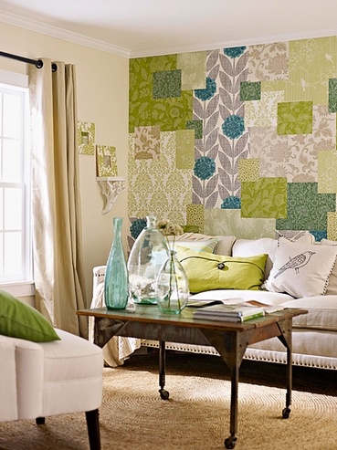 Пэчворк на стенах гостинной из остатков обоев