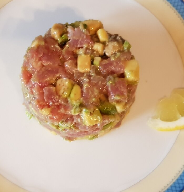  Привет, друзья! Как вы уже знаете, я очень люблю рыбку и стараюсь почаще ее готовить. Когда то я попробовала замечательное блюдо- тар- тар из лосося, и влюбилась в него. Но, увы, сейчас мой бюджет несколько скуден и на лосося я не замахиваюсь, а вот простую, но всеми любимую селедочку позволить себе могу)). Итак, берём свежую малосольную селедку и чистим ее от кожи, потрохов и костей. нарезаем мелкими кусочками...  