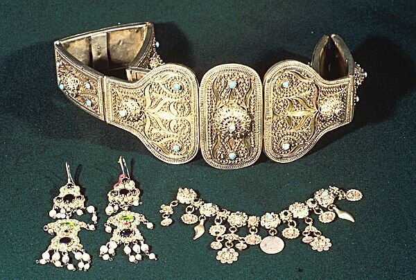 Серебряная пряжка, серьги, колье. XIX век, Восточная Армения. Музей истории Армении. Фото: Ара Гюлер ǁ fresnostate.edu