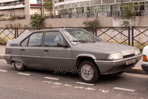 На моем фото: Ситроен ВХ, присевший на задние лапы в Париже, на набережной Сены