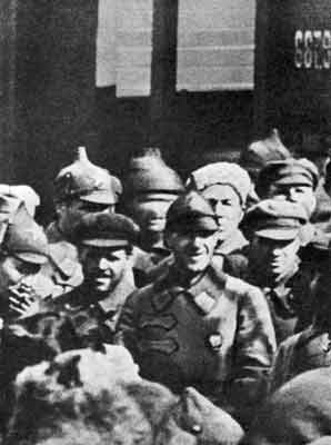 Жуков (в центре с орденом) среди красноармейцев своего 39-го кавполка
