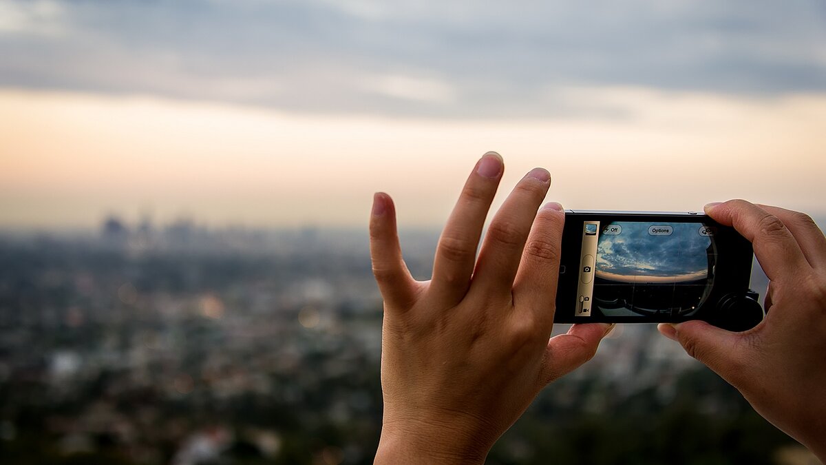 Фотографирует на смартфон