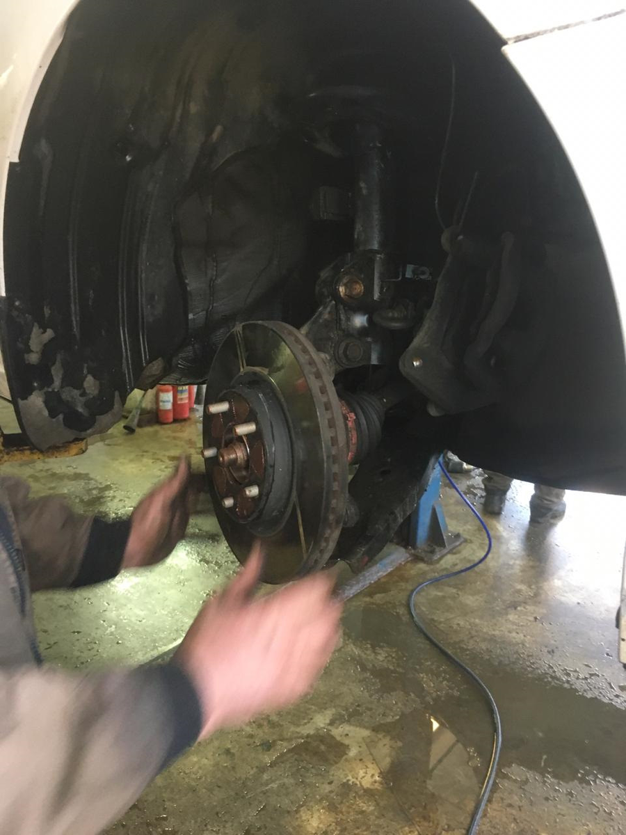 Также потребуется открутить рулевую тягу и шаровую опору переднего рычага. Чтобы вынуть шрус из ступицы и снять поворотный кулак. 
Затем отсоединяем поворотный кулак от амортизатора. Сама ступица крепится на четырех болтах, выкручиваем их и снимаем ступицу