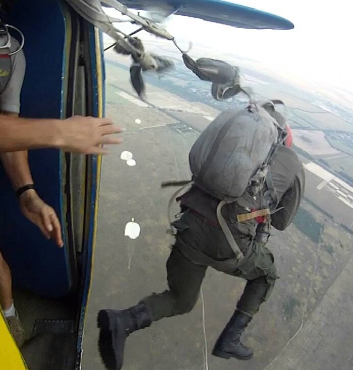 Прыжок с парашютом из самолета Ан-2 (видно что крыло стабилизатора выше зоны прыжка)