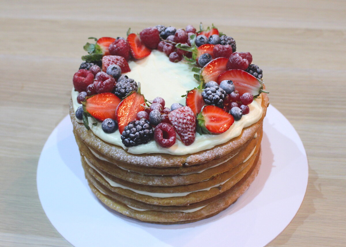 Приглушенный свет свечей, мелодичный звон столовых приборов, ощущение изысканного праздника в доме, вкус тающего во рту торта, интригующее послевкусие меда. Это не описание торжественного приема европейской аристократии, а рассказ о том, как проходил ужин в российской семье сравнительно недавно, на рубеже XIX и XX веков, когда медовик был полновластным царем русских десертов.